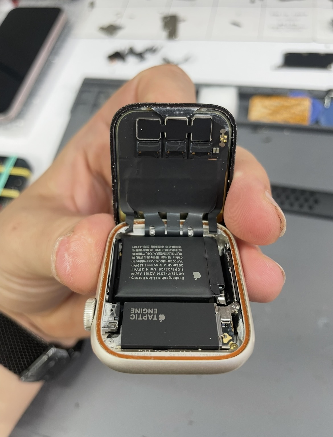 Открытый Apple Watch во время ремонта в iPride