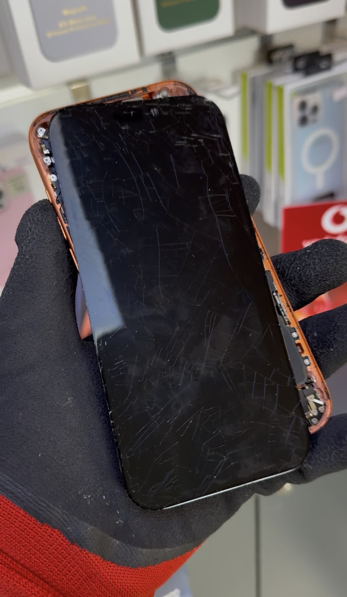 Дисплей iPhone во время ремонтных работ
