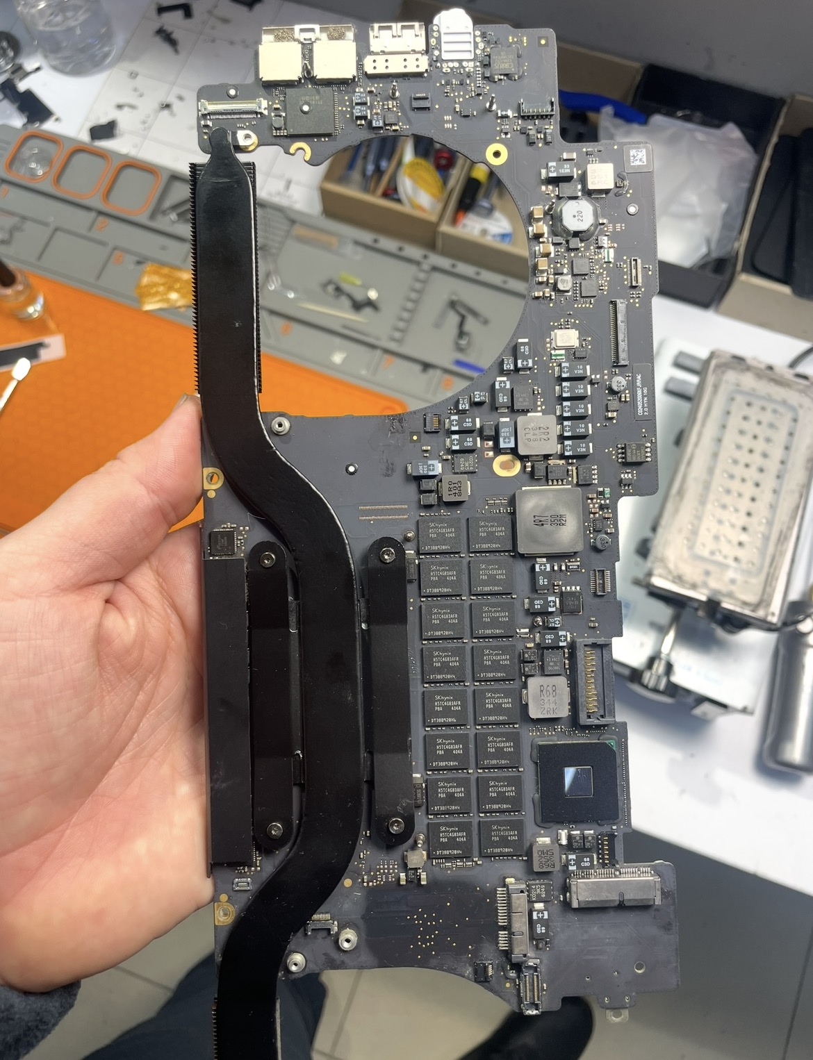Плата MacBook во время компонентного ремонта в iPride