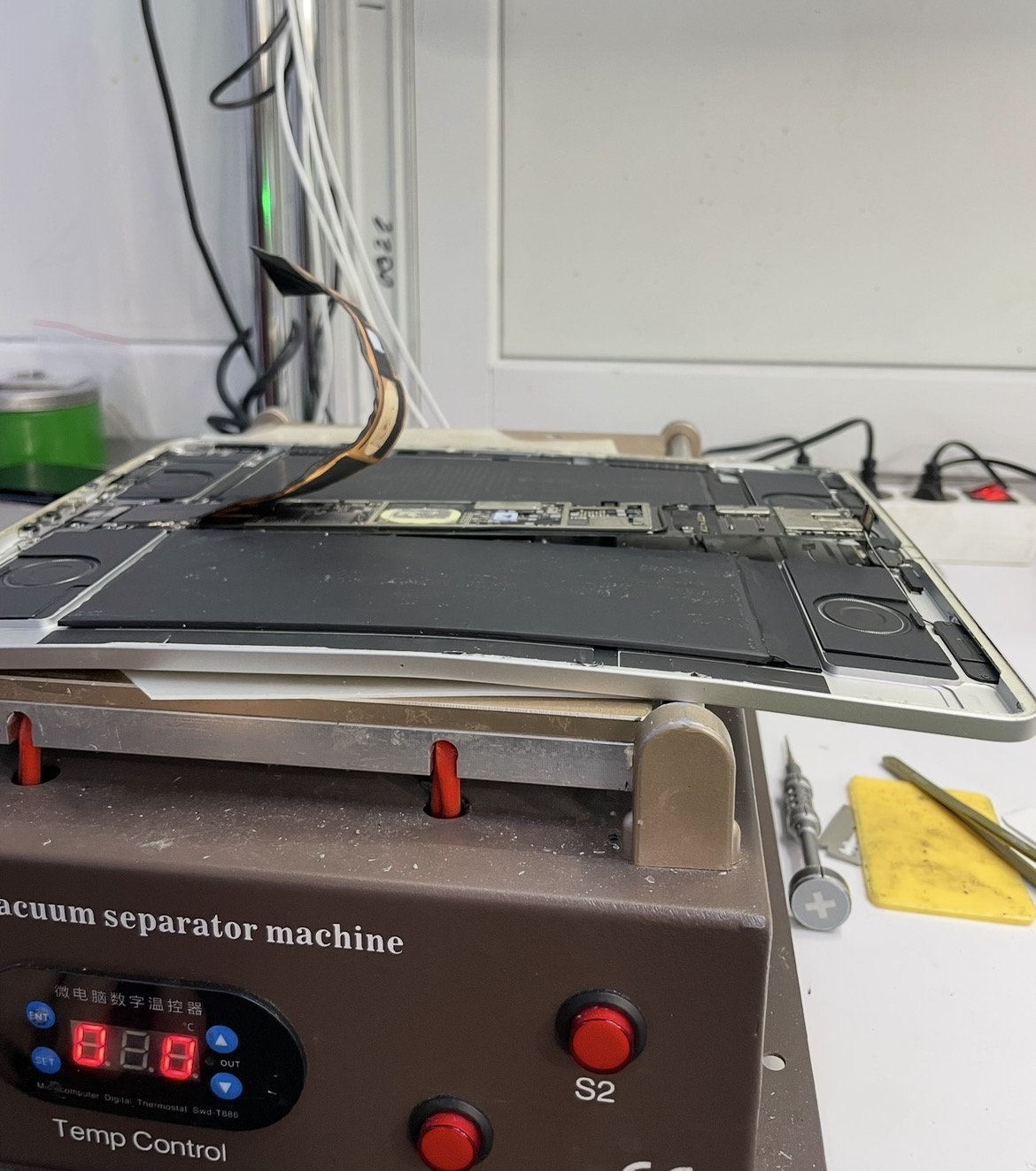 MacBook на оборудовании для контролируемого нагрева